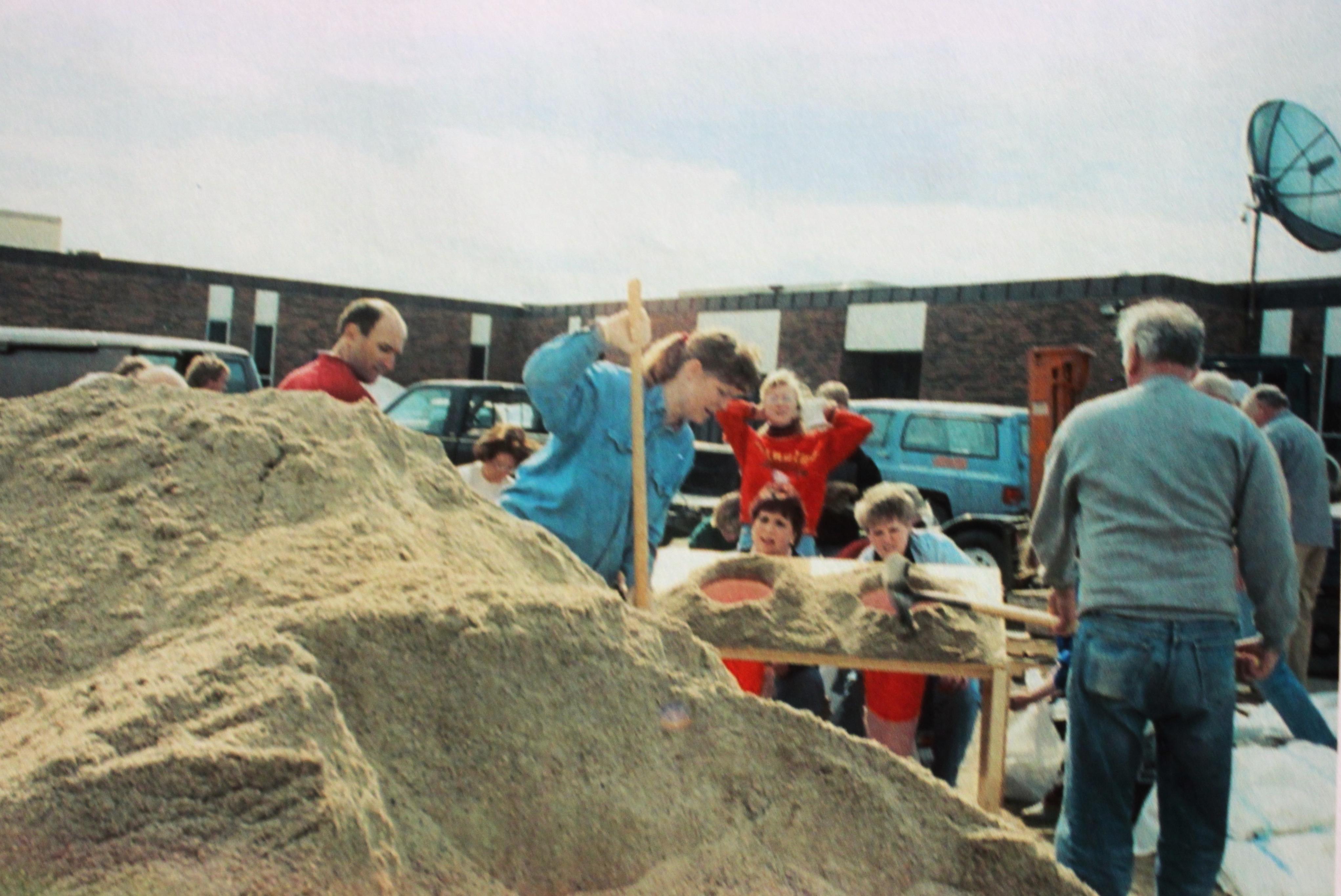 Students and staff fill the parking lot at the 学习 campus to help with flood relief efforts in 1997